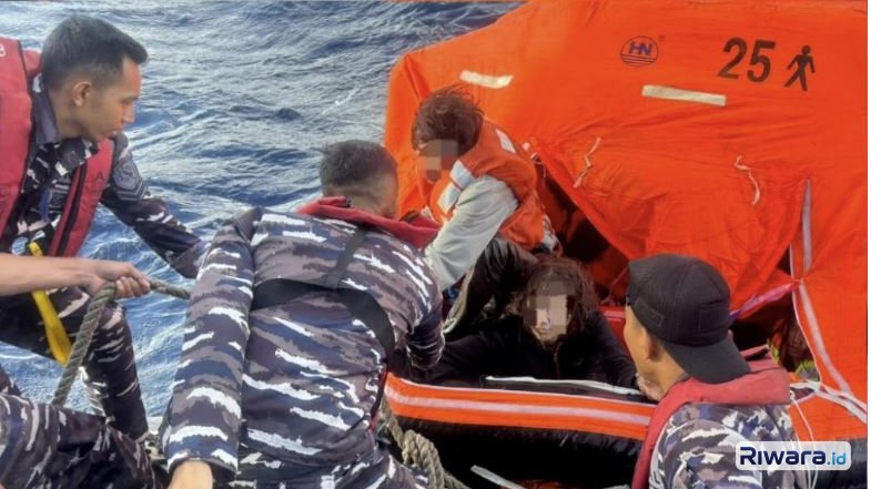 Aparat TNI AL mengevakuasi penumpang KMP Putri Yasmin yang meninggalkan kapal dengan sekoci